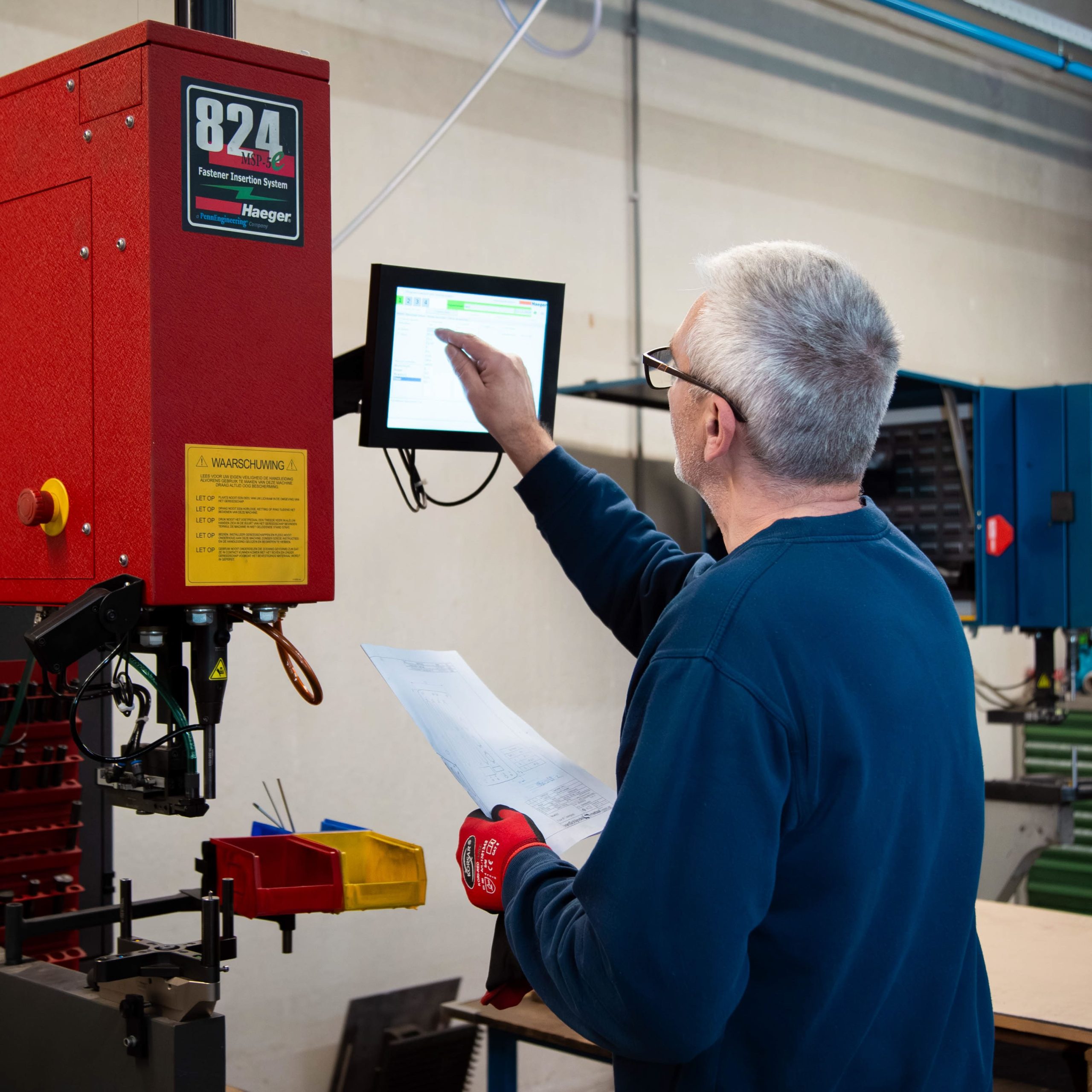 Instellen van pers voor het aanbrengen van bevestigingsmiddelen in plaatwerk op basis van technische tekening