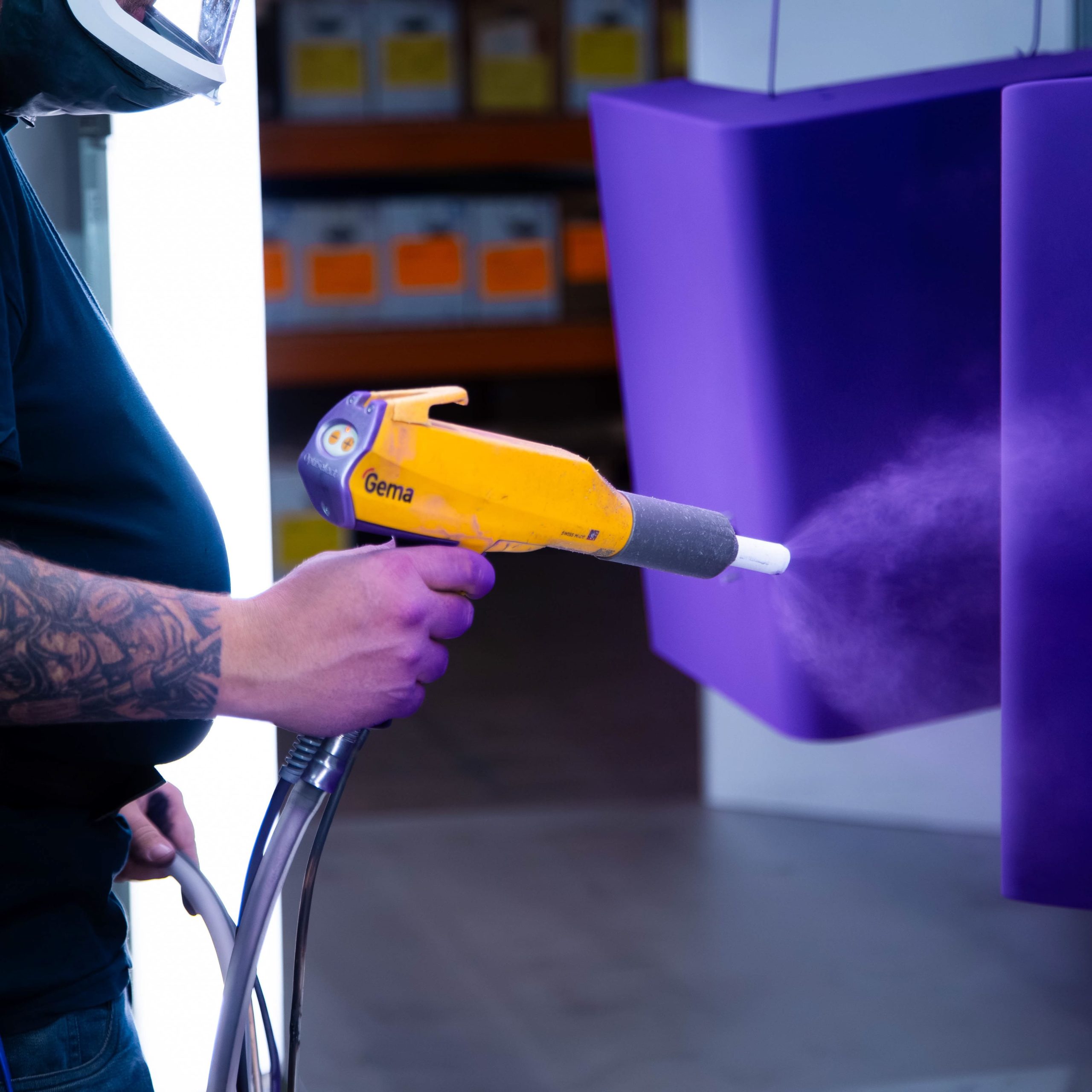 Poedercoaten van metalen onderdeel met elektrostatisch spuitpistool in coatinglijn