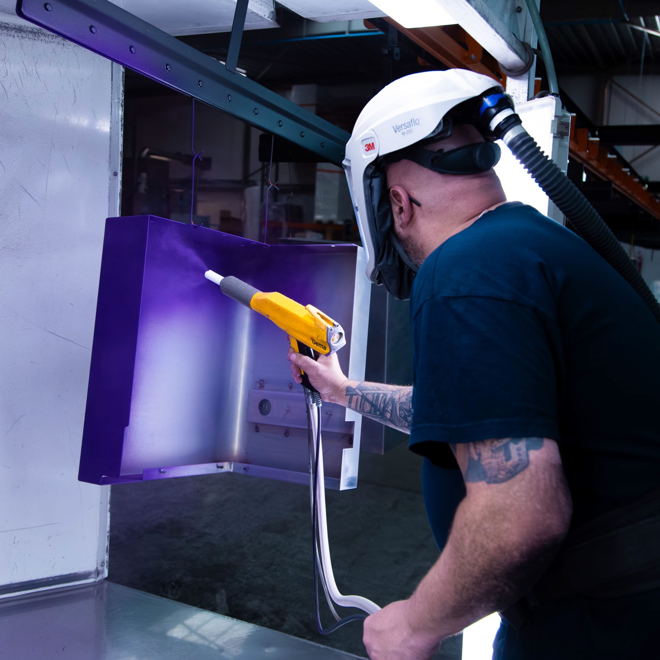 Poedercoaten van metalen plaatwerk onderdeel voor duurzame afwerking