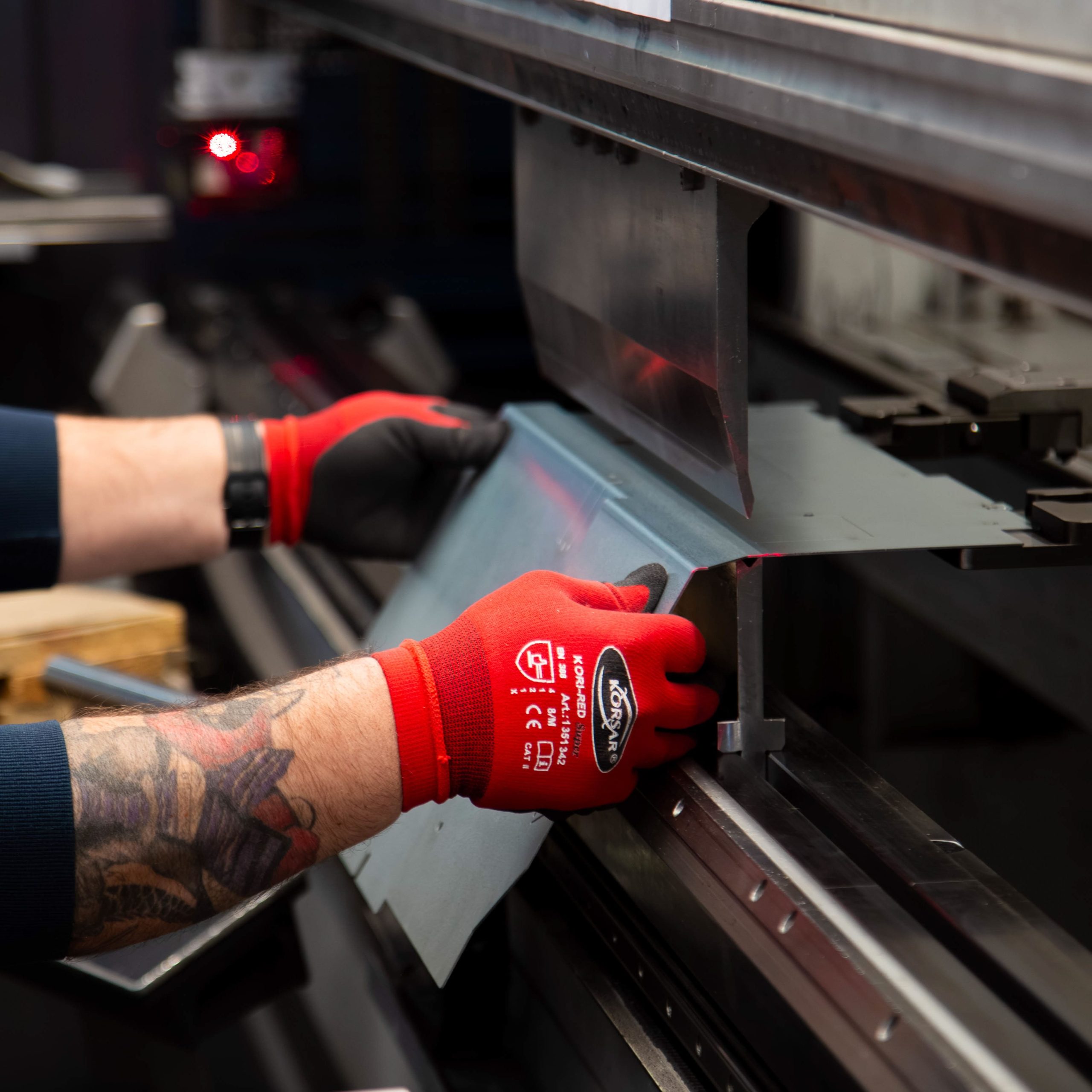 Operator zet plaatwerk onderdeel op CNC kantbank voor nauwkeurig buigen van metaal